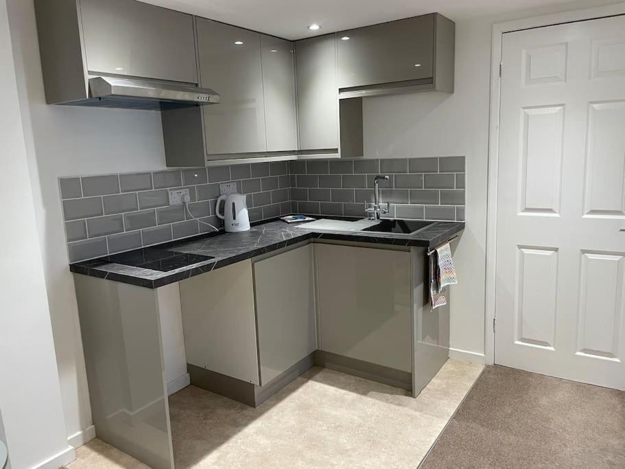 *Close To Beach* One Bedroom Suite With Parking 오버스트랜드 외부 사진