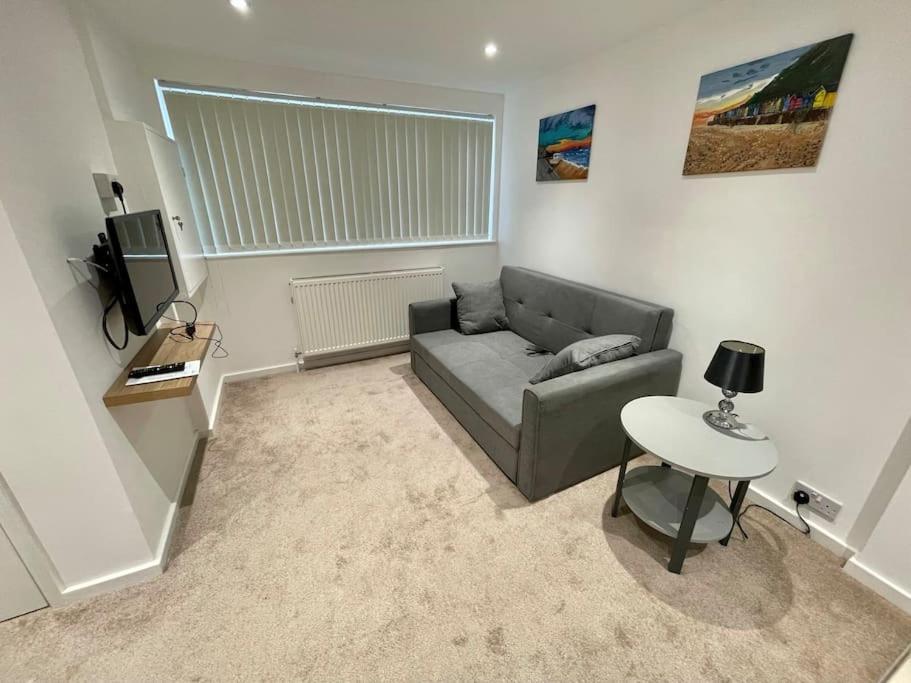 *Close To Beach* One Bedroom Suite With Parking 오버스트랜드 외부 사진