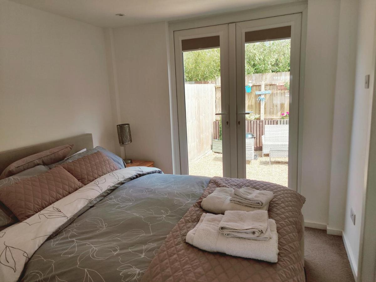 *Close To Beach* One Bedroom Suite With Parking 오버스트랜드 외부 사진